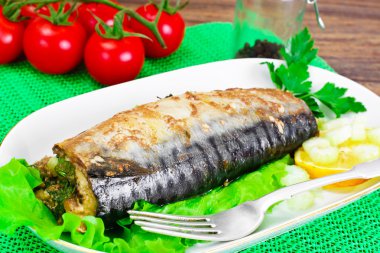 Kereviz ve maydanoz bir sos Hindistan cevizi M ile doldurulmuş uskumru