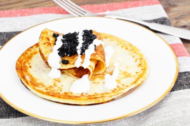 siyah havyar ile Pancakes