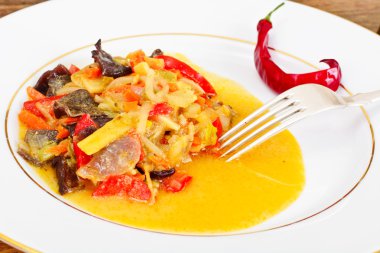 Fasulye filizi ile biber, mantar Mun, soğan, bambu Sh