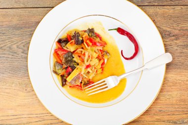 Fasulye filizi ile biber, mantar Mun, soğan, bambu Sh