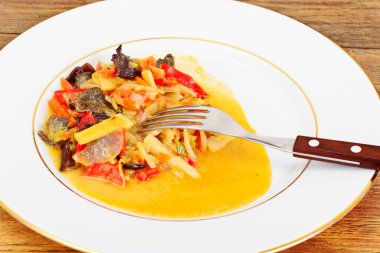 Fasulye filizi ile biber, mantar Mun, soğan, bambu Sh