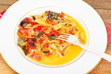 Fasulye filizi ile biber, mantar Mun, soğan, bambu Sh