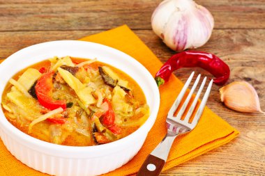 Fasulye filizi ile biber, mantar Mun, soğan, bambu Sh