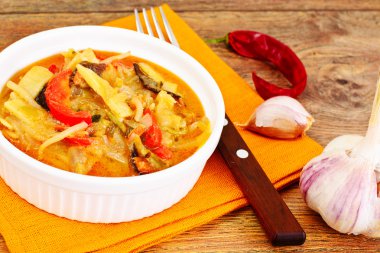 Fasulye filizi ile biber, mantar Mun, soğan, bambu Sh