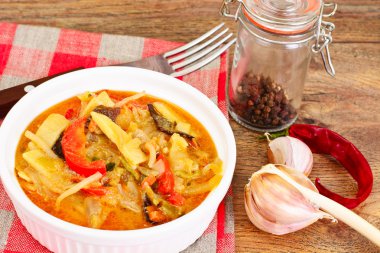 Fasulye filizi ile biber, mantar Mun, soğan, bambu Sh