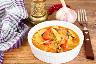 Fasulye filizi ile biber, mantar Mun, soğan, bambu Sh