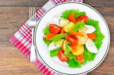 Domates, yumurta ve Bruschetta tatlı biber