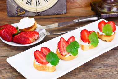 Bruschetta keçi peyniri ve çilek, nane ile