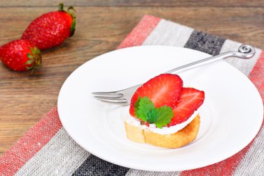 Bruschetta keçi peyniri ve çilek, nane ile