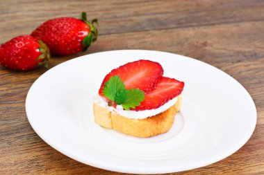 Bruschetta keçi peyniri ve çilek, nane ile