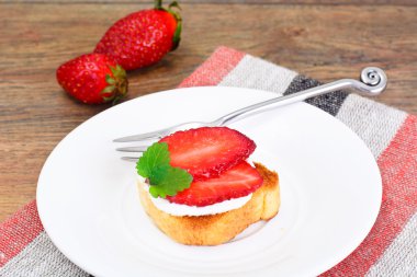 Bruschetta keçi peyniri ve çilek, nane ile