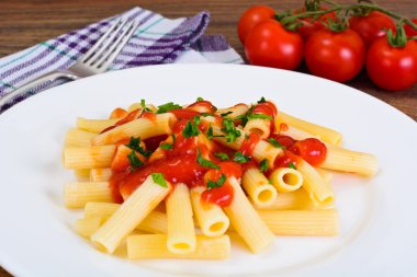 Makarna ile domates sosu ketçap