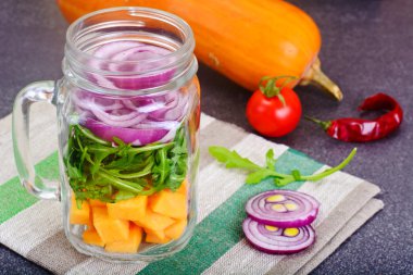 Kabak, roka ve kırmızı soğan salatası