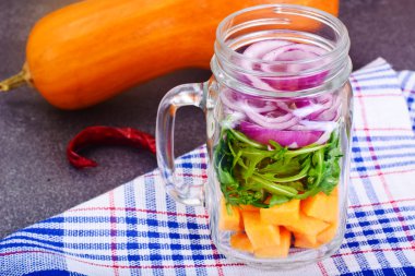 Kabak, roka ve kırmızı soğan salatası