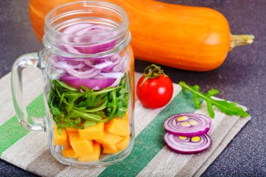 Kabak, roka ve kırmızı soğan salatası