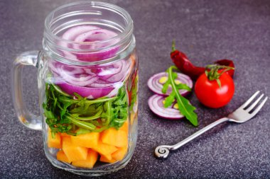 Kabak, roka ve kırmızı soğan salatası