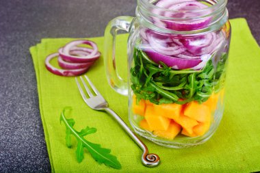 Kabak, roka ve kırmızı soğan salatası