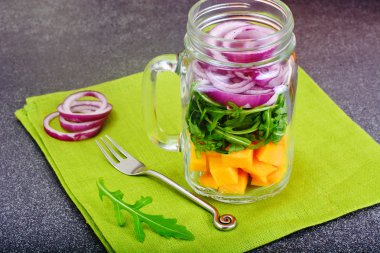 Kabak, roka ve kırmızı soğan salatası