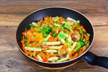 Buharda pişirilmiş sebzeler patates, havuç, soğan ve mantar.