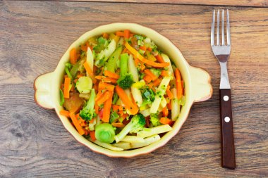 Buharda pişirilmiş sebzeler patates, havuç, soğan ve mantar.