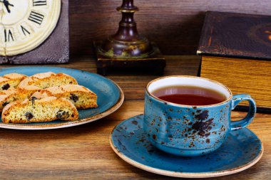Kantuchchi bisküvi Isokated beyaz badem ve kuru üzüm,