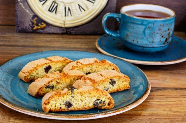 Kantuchchi bisküvi Isokated beyaz badem ve kuru üzüm,