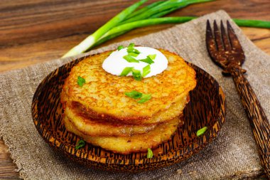 Kızarmış patates gözlemesi. Belarus ve Alman mutfağı