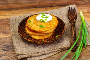 Kızarmış patates gözlemesi. Belarus ve Alman mutfağı