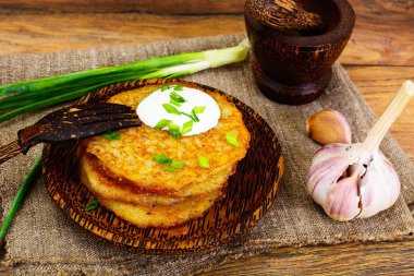 Kızarmış patates gözlemesi. Belarus ve Alman mutfağı