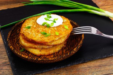 Kızarmış patates gözlemesi. Belarus ve Alman mutfağı