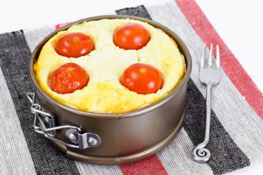 Ricotta, kiraz domates ve nane ile kiş