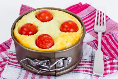 Ricotta, kiraz domates ve nane ile kiş