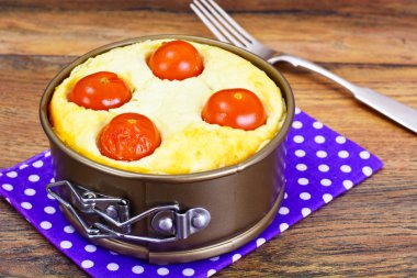 Ricotta, kiraz domates ve nane ile kiş