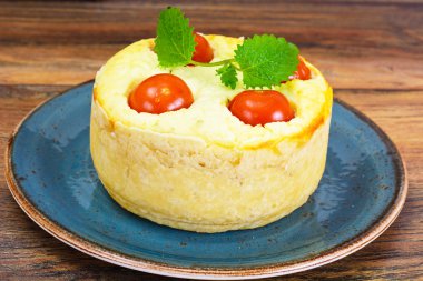 Ricotta, kiraz domates ve nane ile kiş