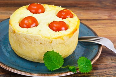 Ricotta, kiraz domates ve nane ile kiş