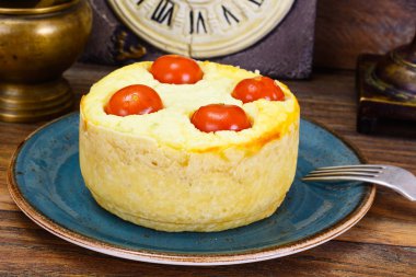 Ricotta, kiraz domates ve nane ile kiş