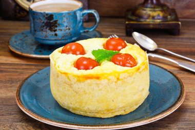 Ricotta, kiraz domates ve nane ile kiş