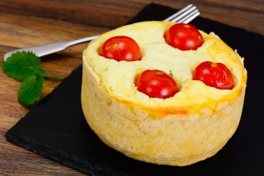 Ricotta, kiraz domates ve nane ile kiş