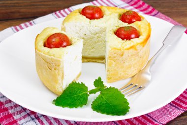 Ricotta, kiraz domates ve nane ile kiş