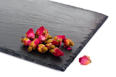 Beyaz arka plan üzerinde izole kuru gevşek çay ebegümeci