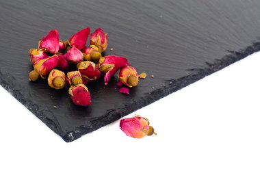 Beyaz arka plan üzerinde izole kuru gevşek çay ebegümeci