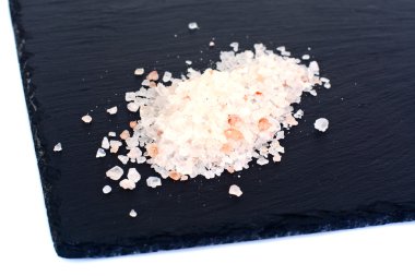 Siyah taş arka planda pembe tuz