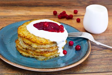 Kızılcık Reçeli Beyaz Rusça ve Almanca ile kızarmış patates Pancakes