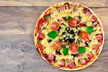 Biberli Pizza sosis, peynir, Mozzarella, zeytin ve Bas