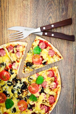 Biberli Pizza sosis, peynir, Mozzarella, zeytin ve Bas