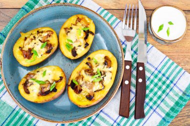 Mantar ve peynir ile doldurulmuş patates