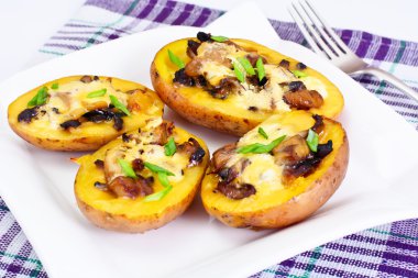 Mantar ve peynir ile doldurulmuş patates