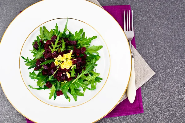 Dieet eten zonder vlees: salade met rucola en bieten — Stockfoto