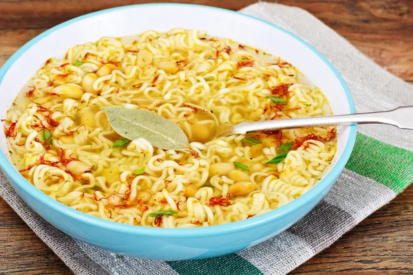 中華麺でおいしい豆のスープ — ストック写真