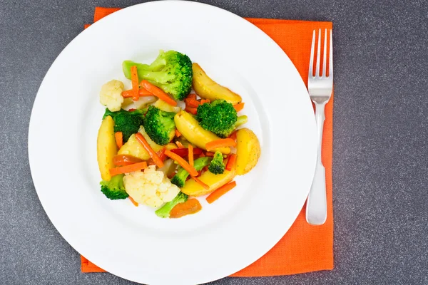 Buğulanmış sebze patates, havuç, karnabahar, brokoli — Stok fotoğraf